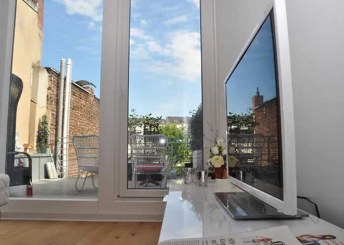 Hotel Six! Eat Work Sleep